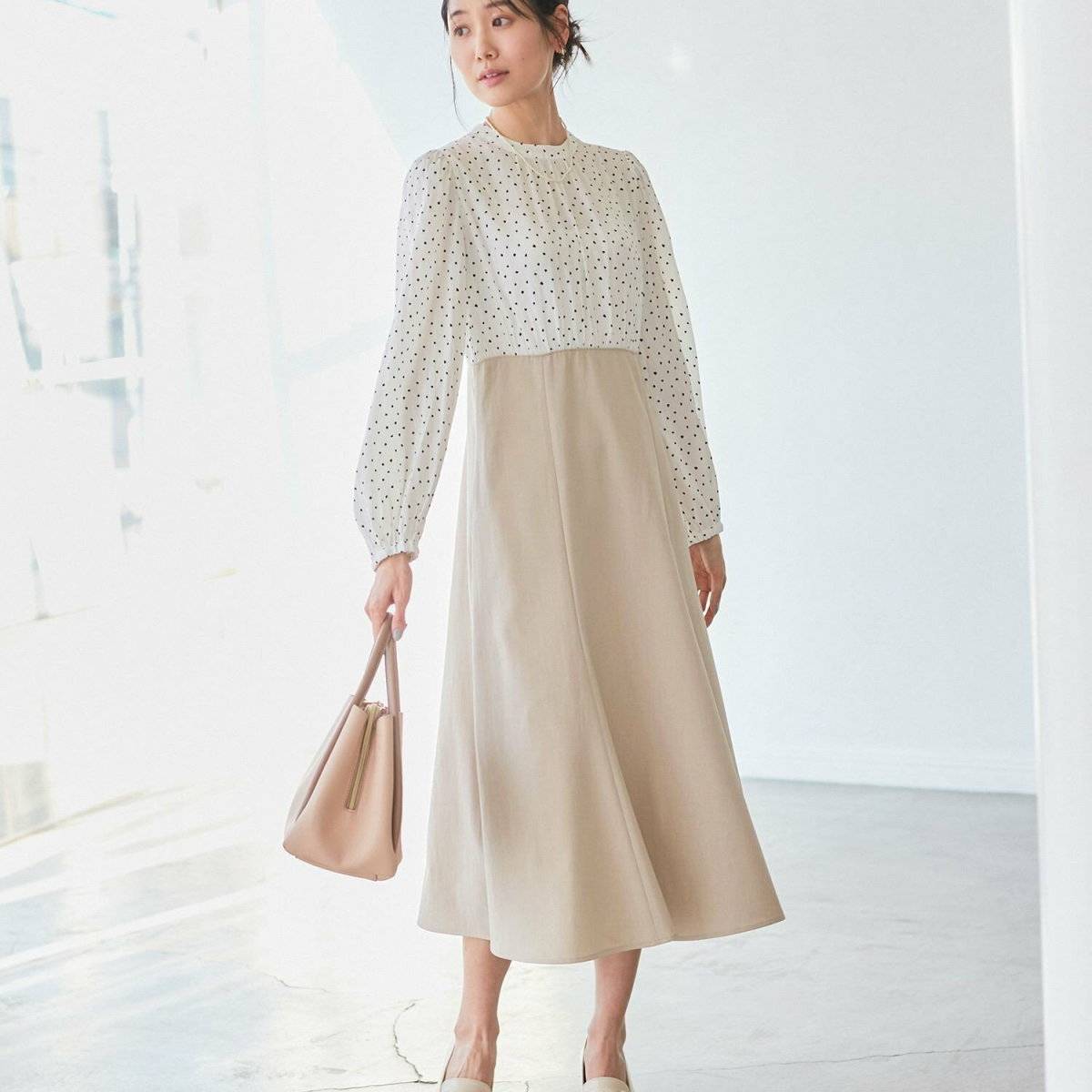 ワンピースコーデの女性