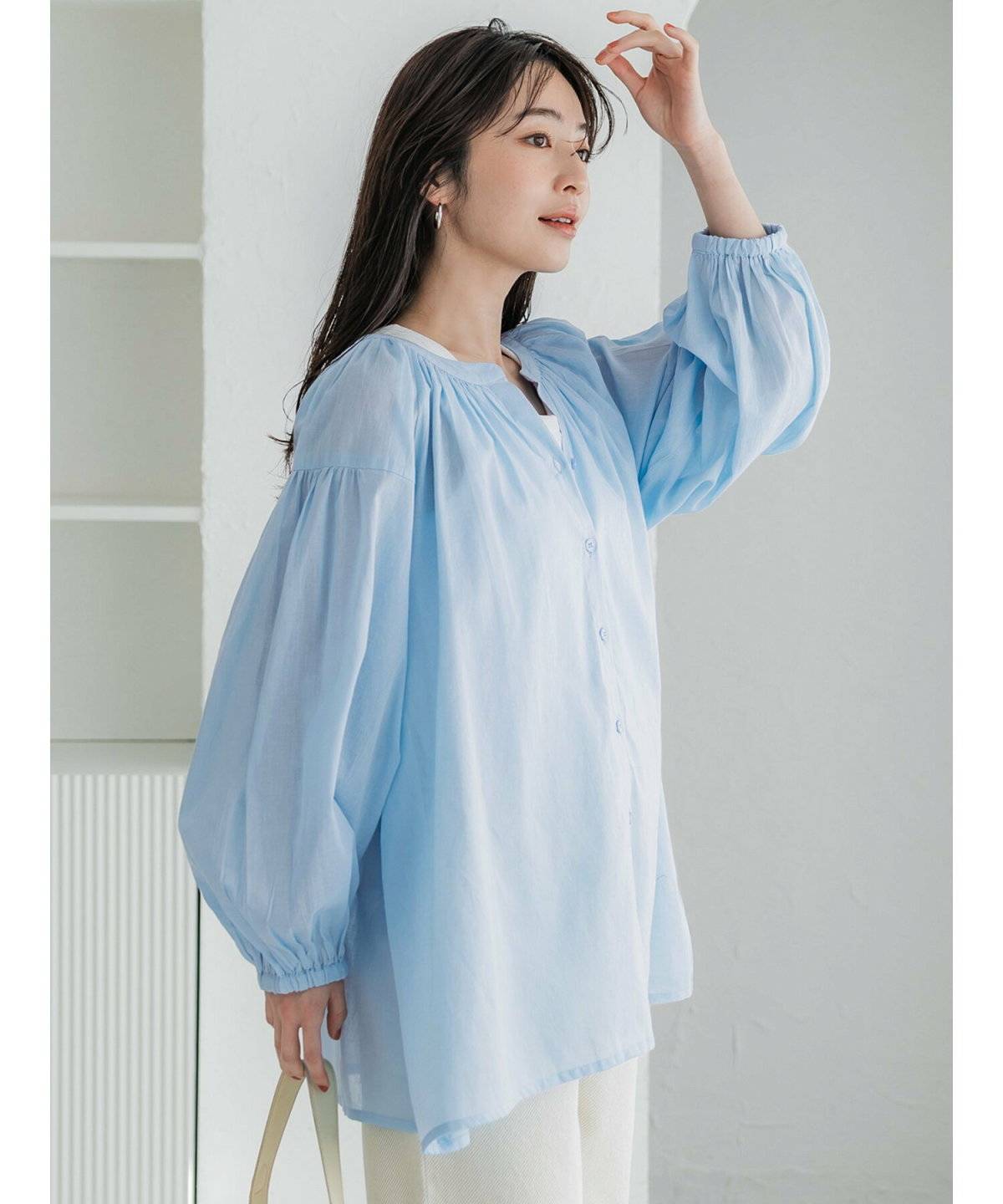 シャツコーデの女性