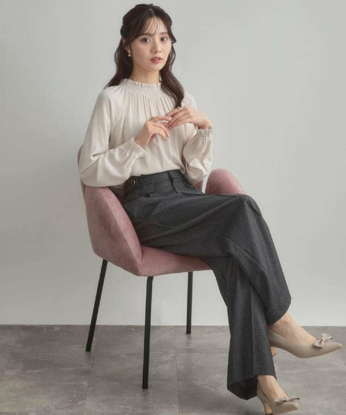 パンツコーデの女性