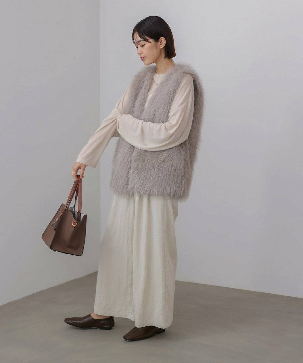 パンツコーデの女性