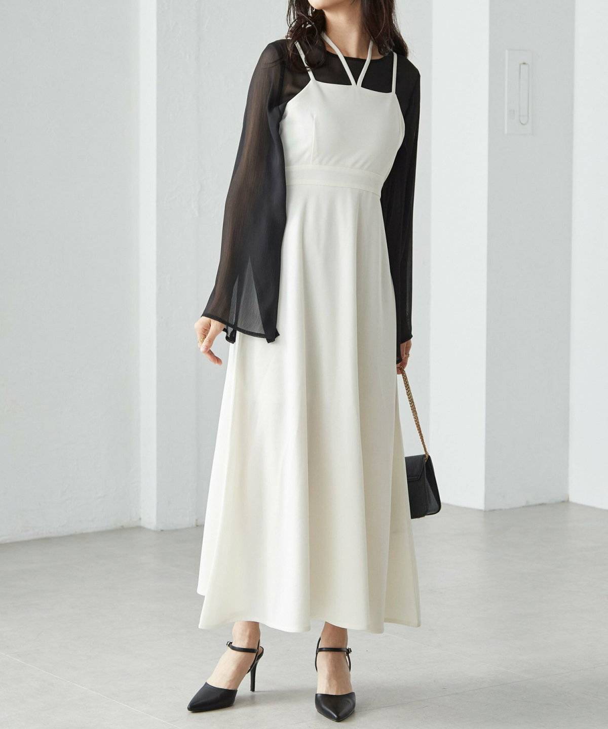 ワンピースコーデの女性