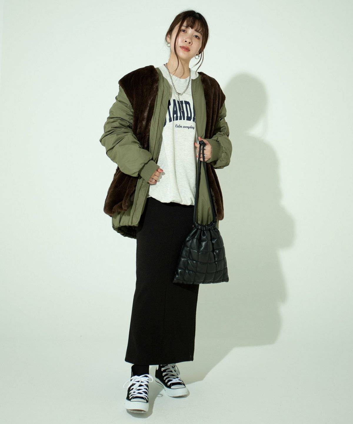 スカートコーデの女性