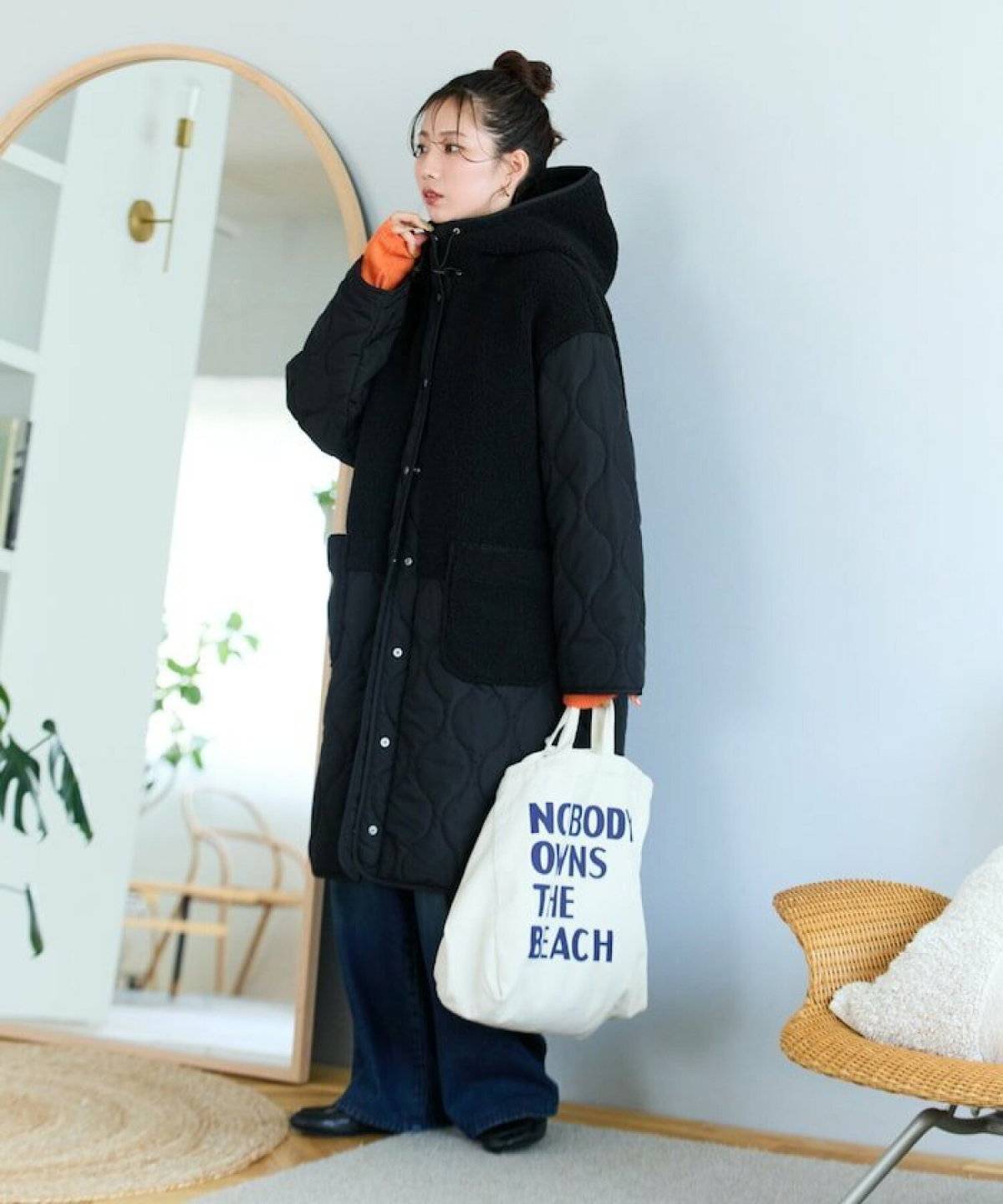 パンツコーデの女性