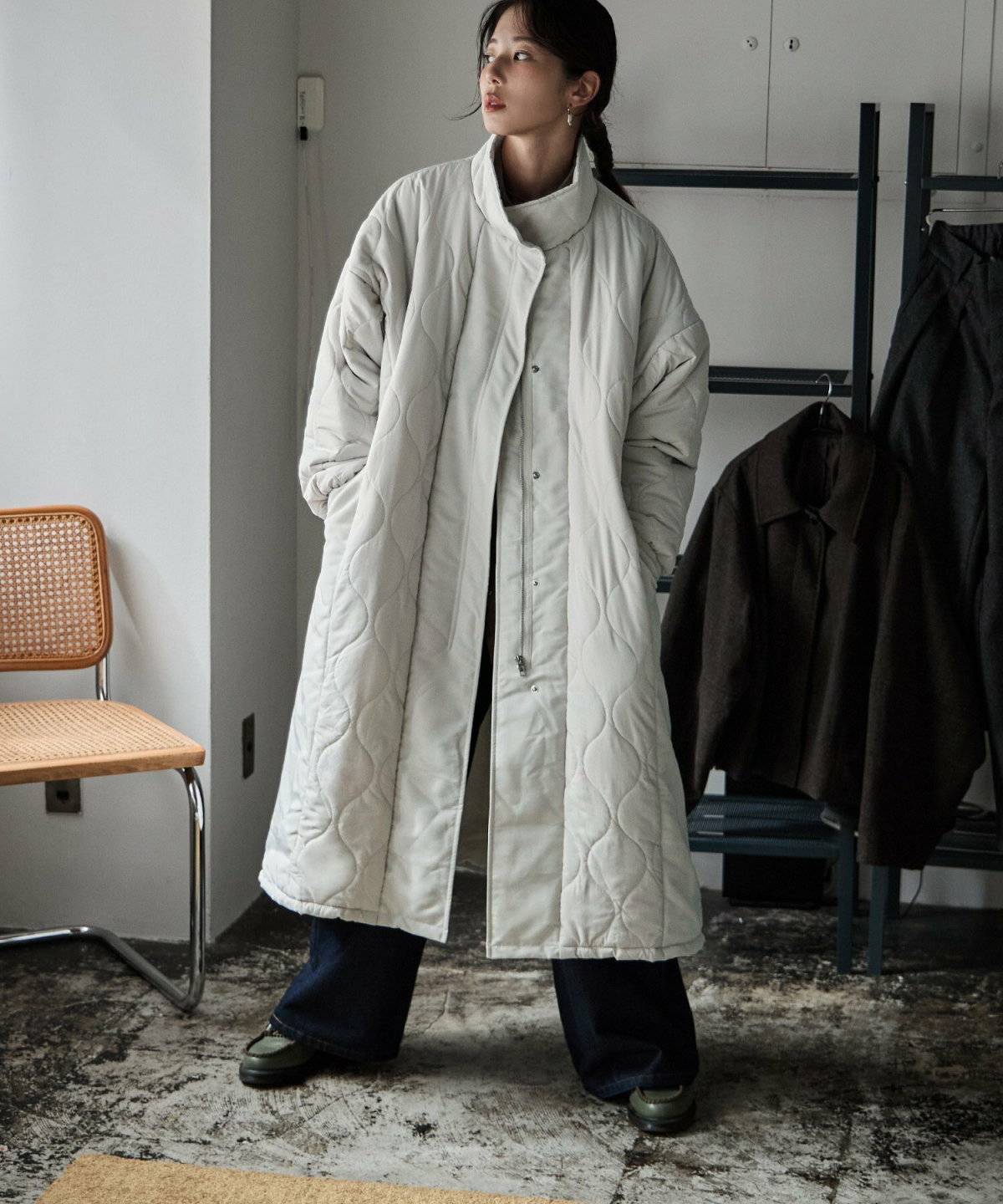 パンツコーデの女性