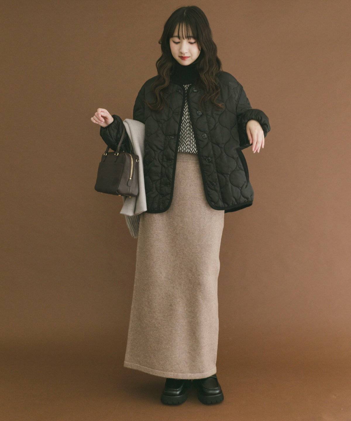 スカートコーデの女性