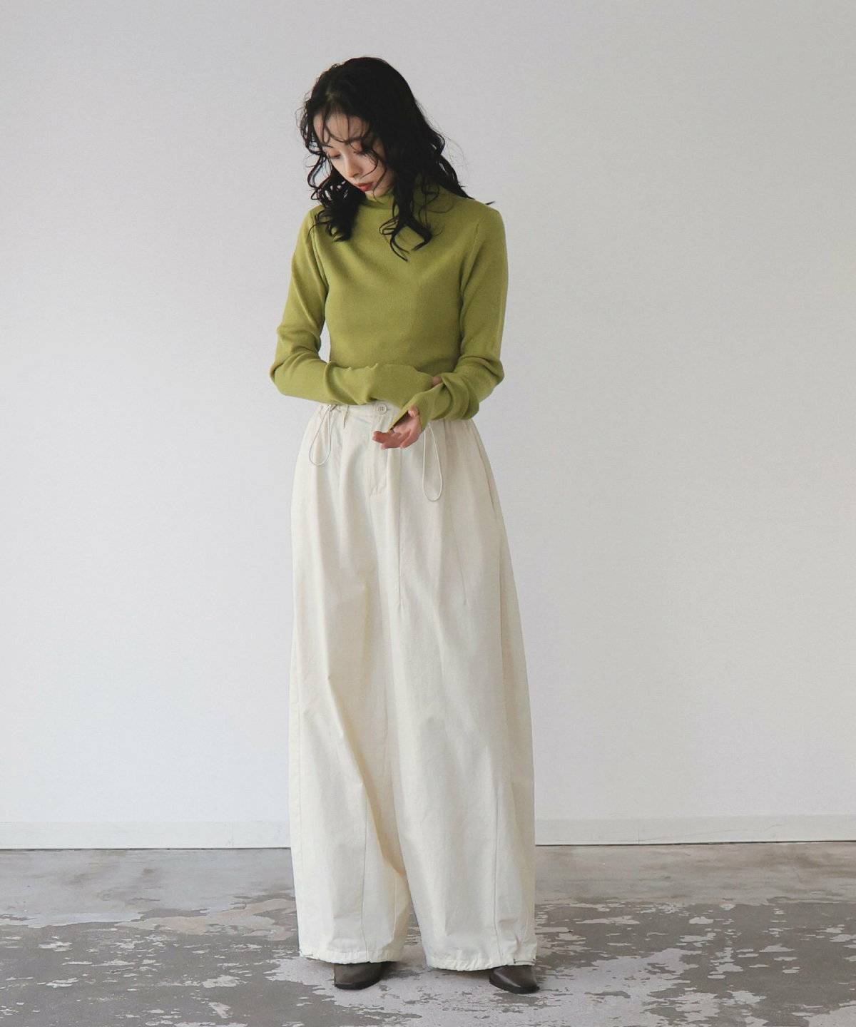 パンツコーデの女性