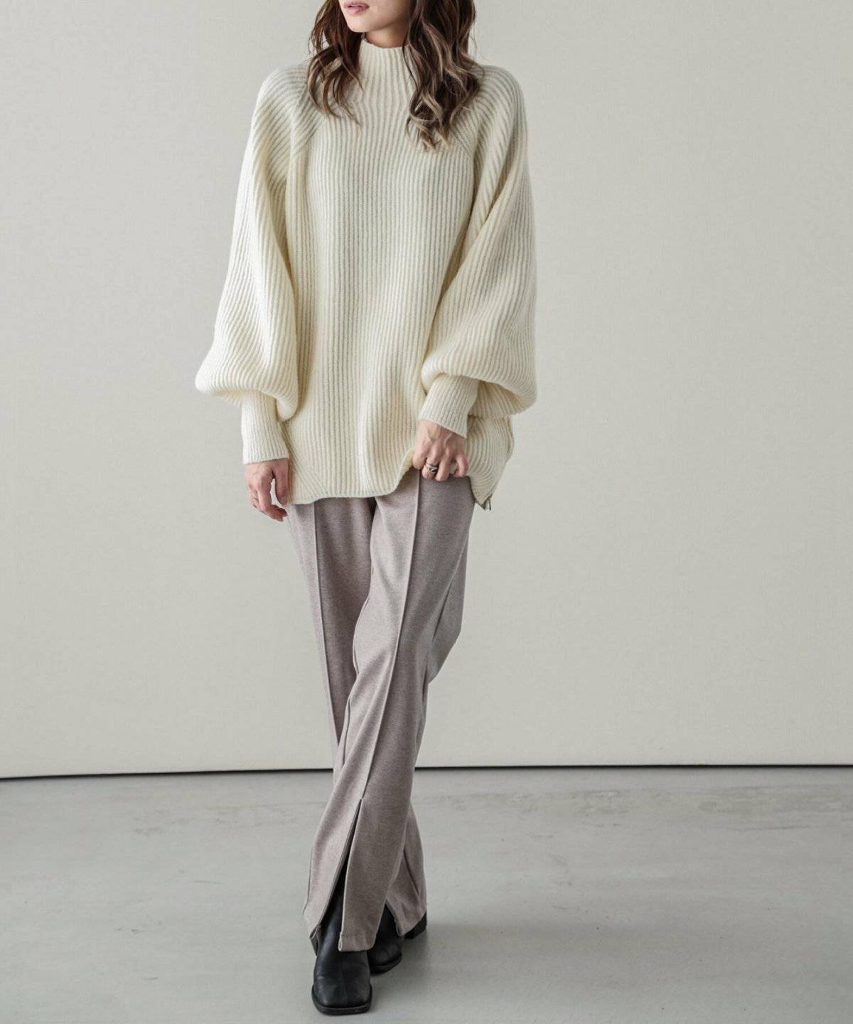 パンツコーデの女性
