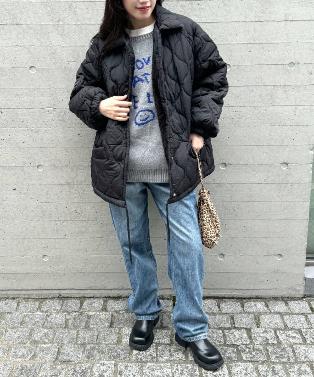 パンツコーデの女性