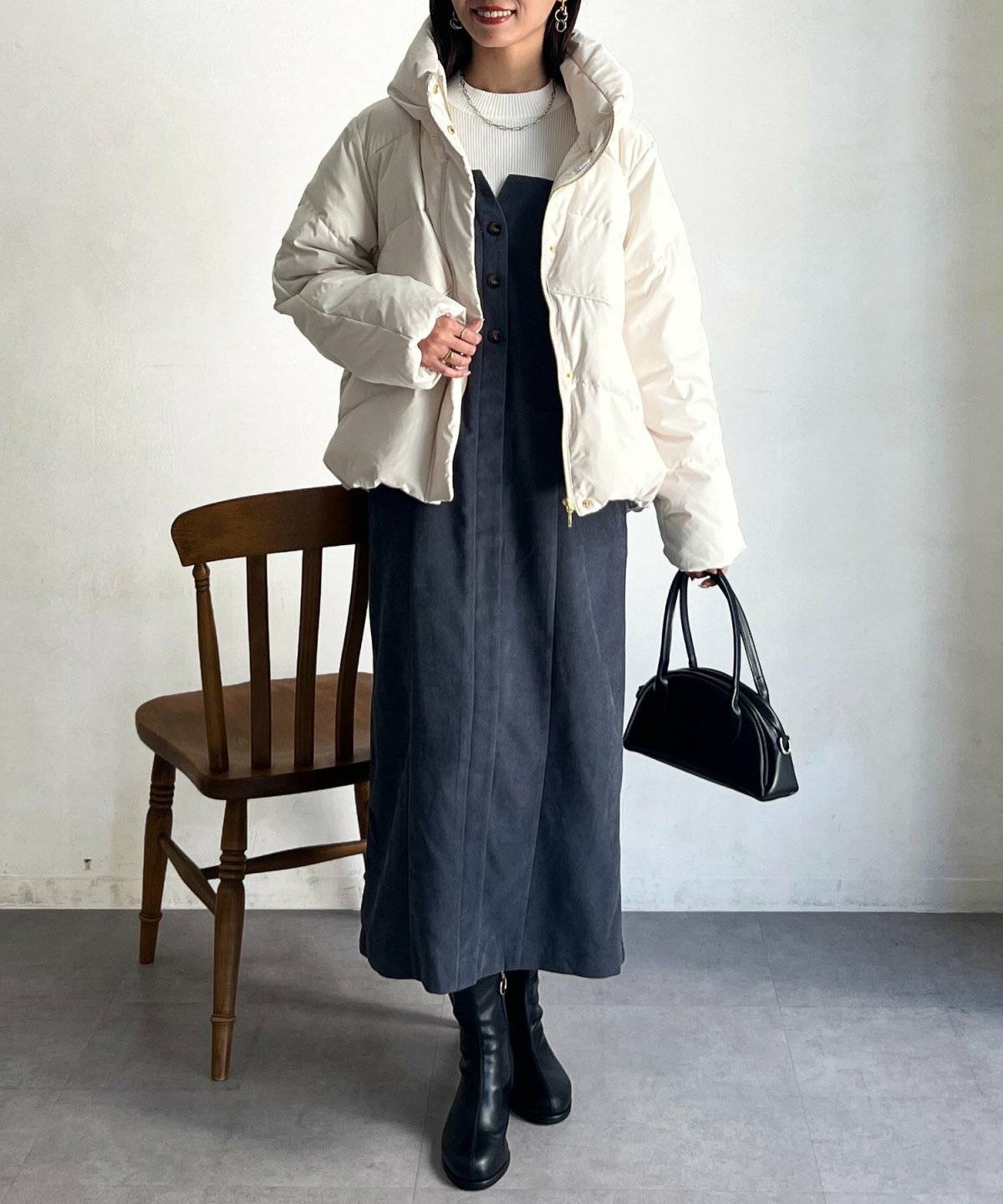 ワンピースコーデの女性