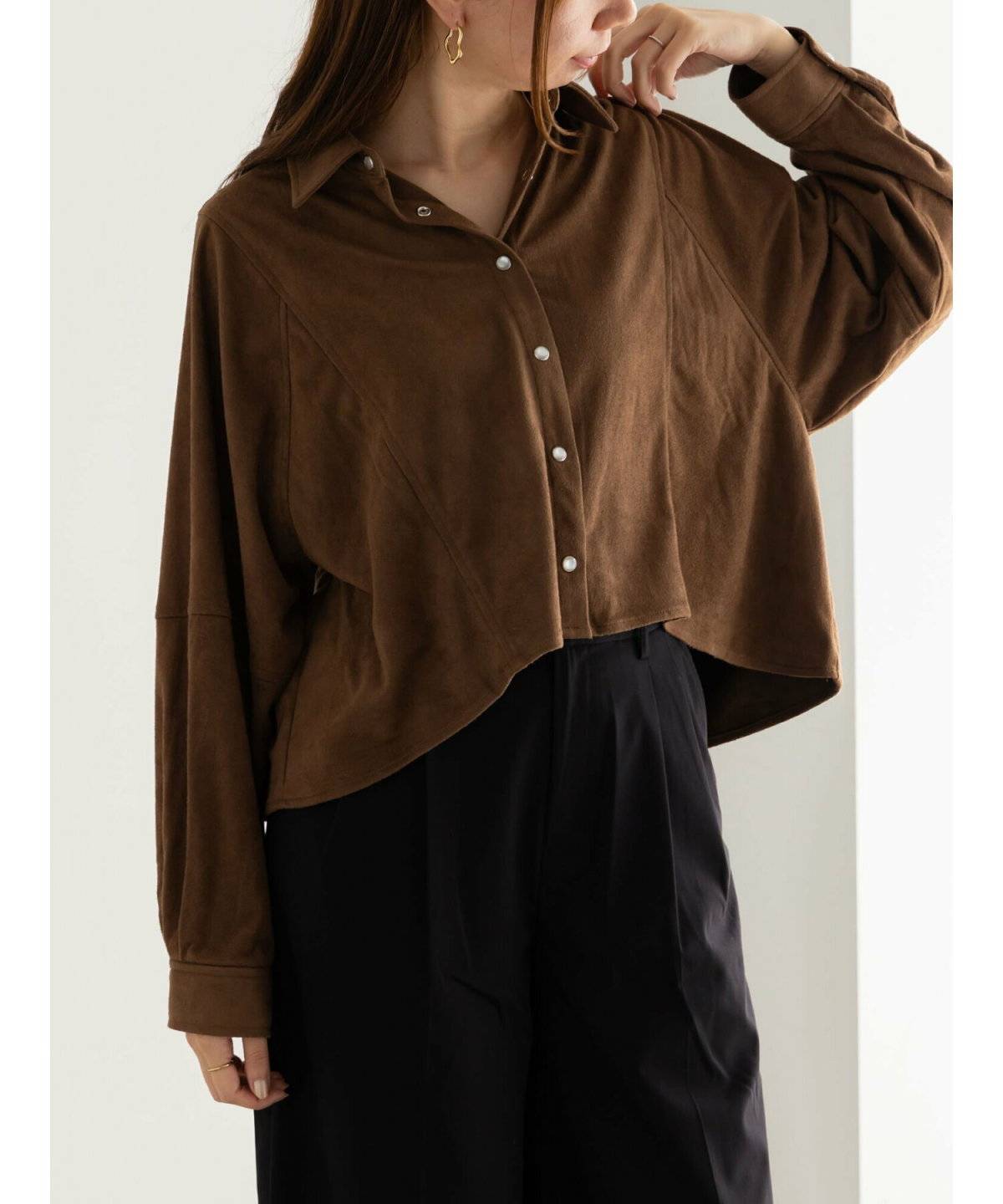 スカートコーデの女性