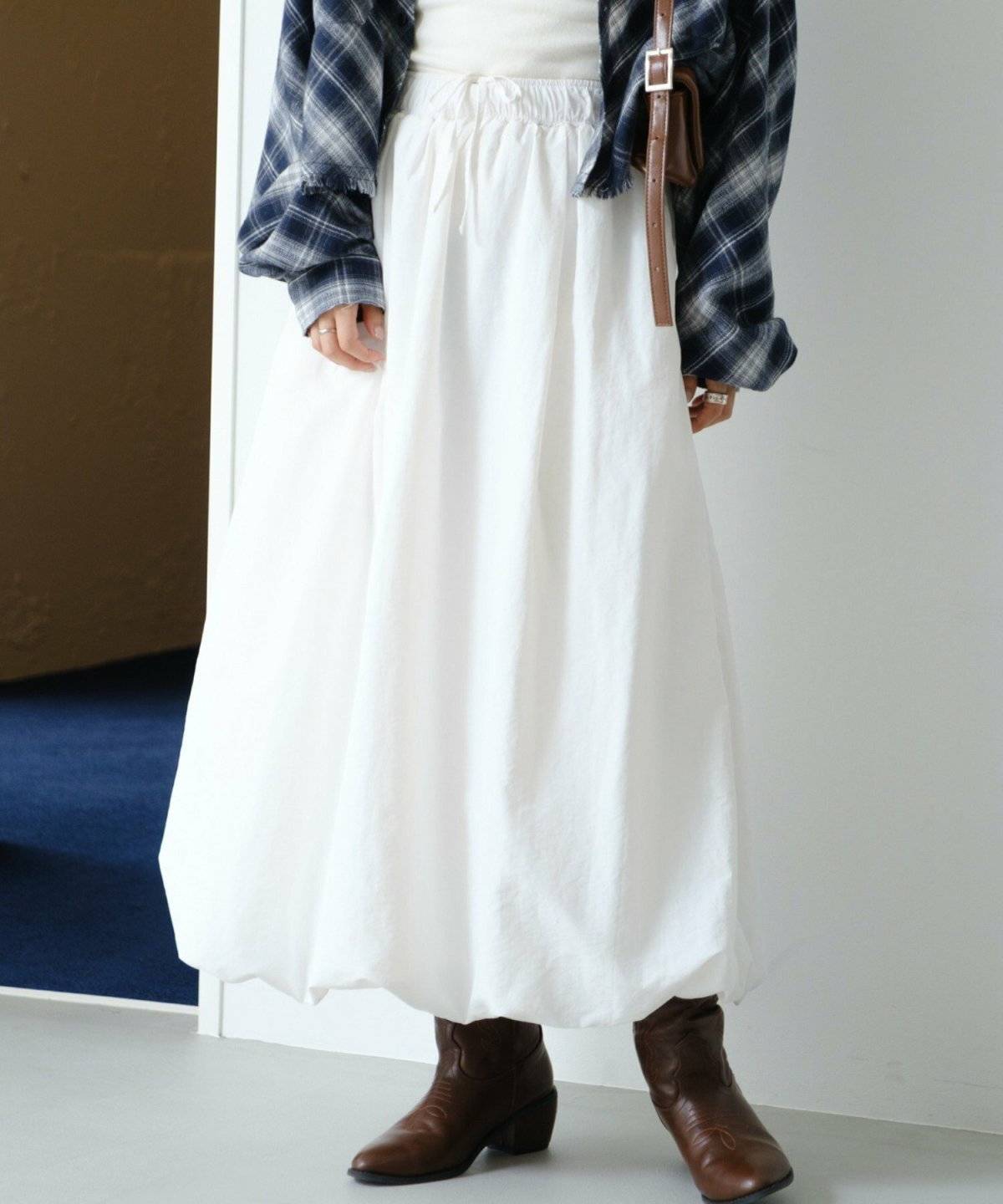 スカートコーデの女性