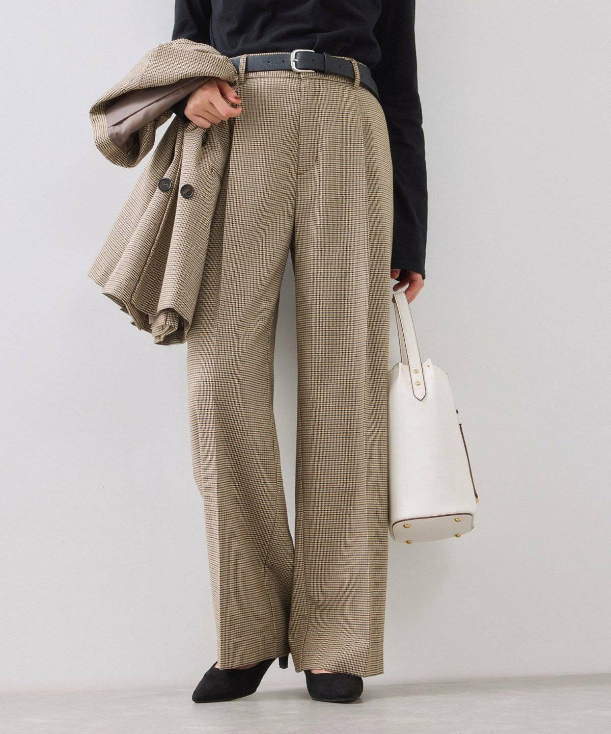 パンツコーデの女性