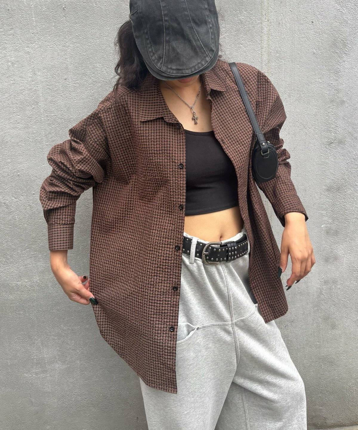 シャツコーデの女性