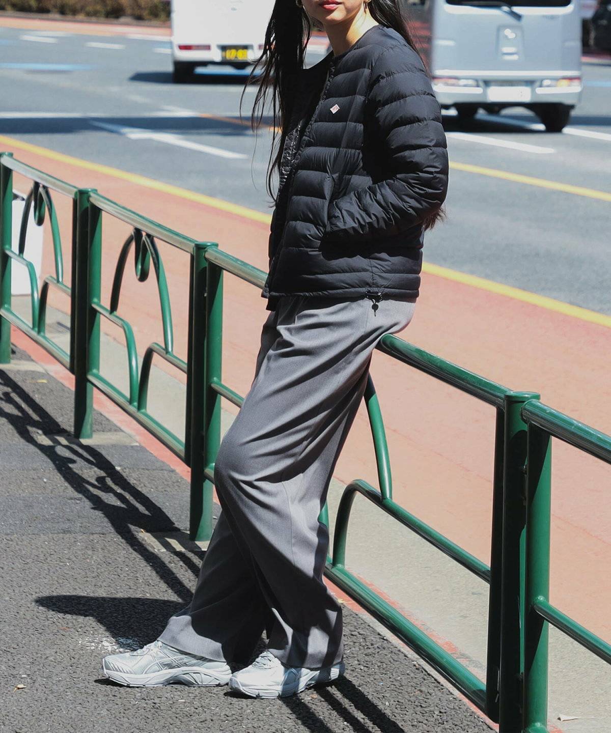 パンツコーデの女性