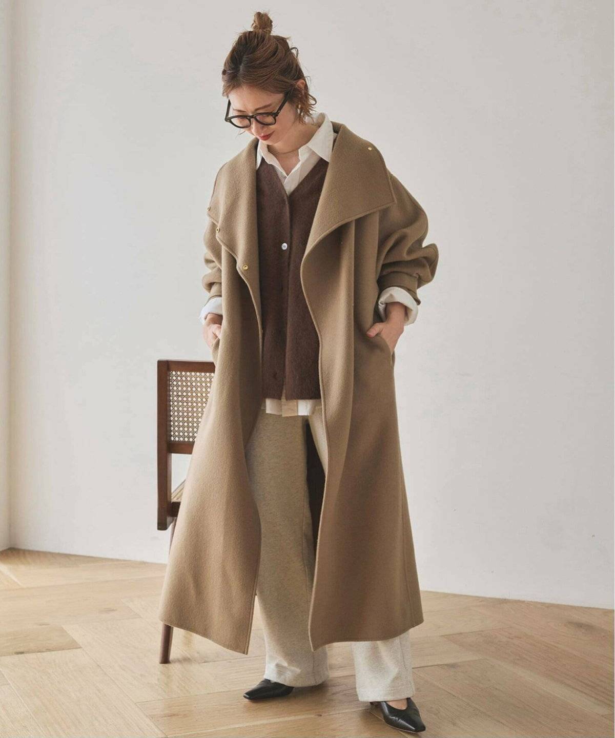 パンツコーデの女性