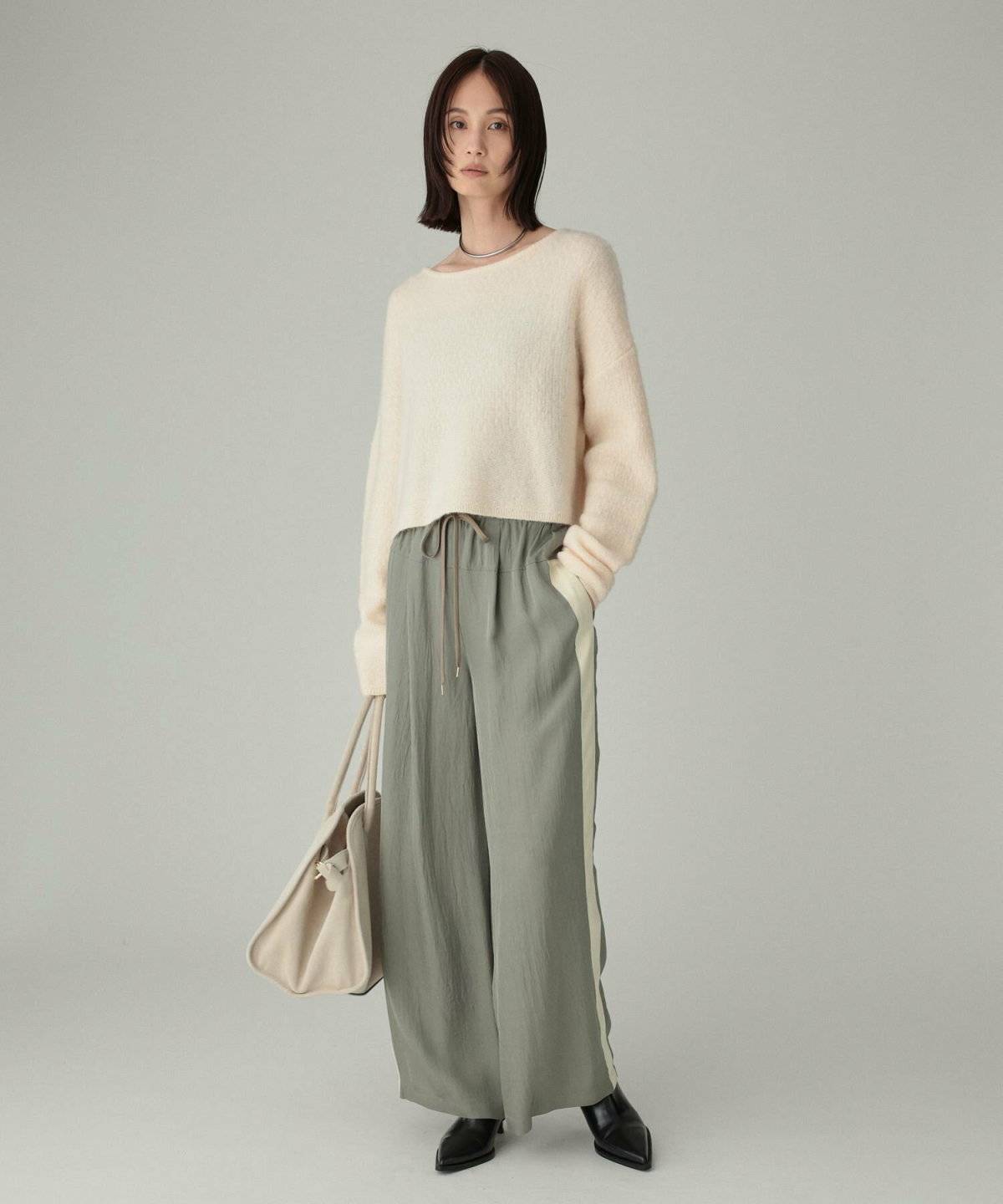 パンツコーデの女性