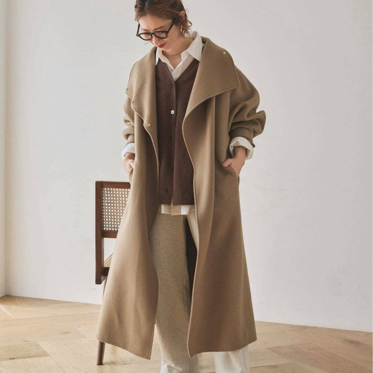 パンツコーデの女性