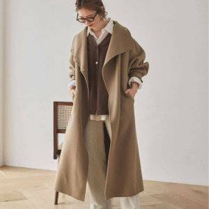  パンツコーデの女性 