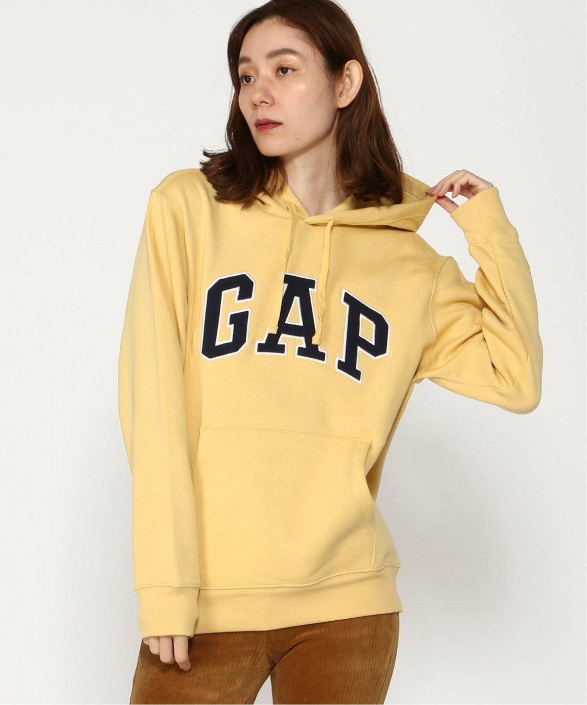 パーカーコーデの女性