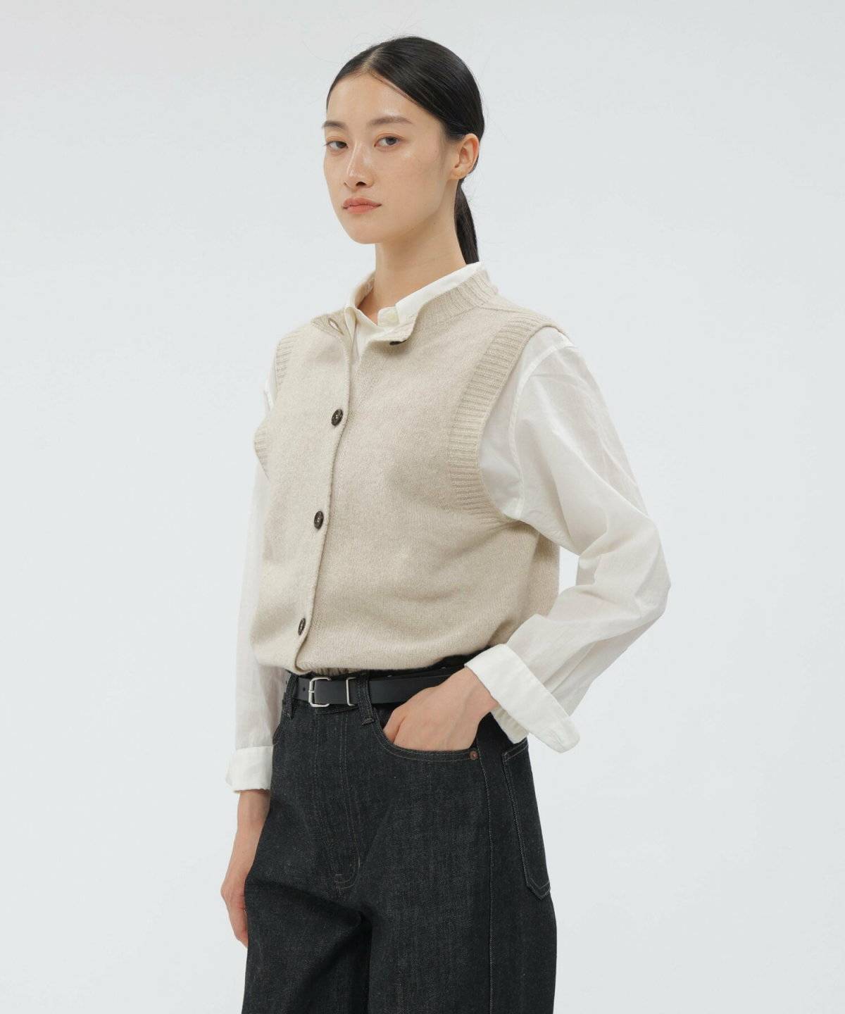 ニットジレコーデの女性