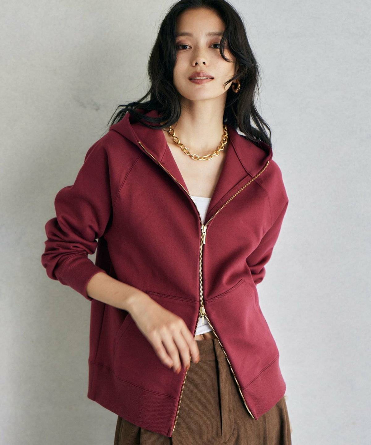 パーカーとパンツコーデの女性