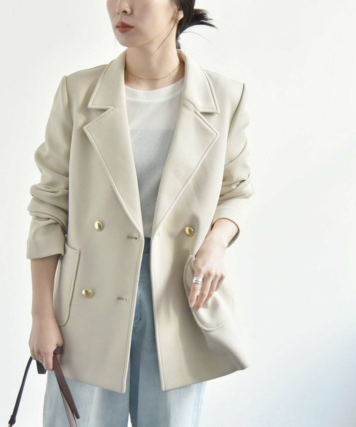 ジャケットコーデの女性