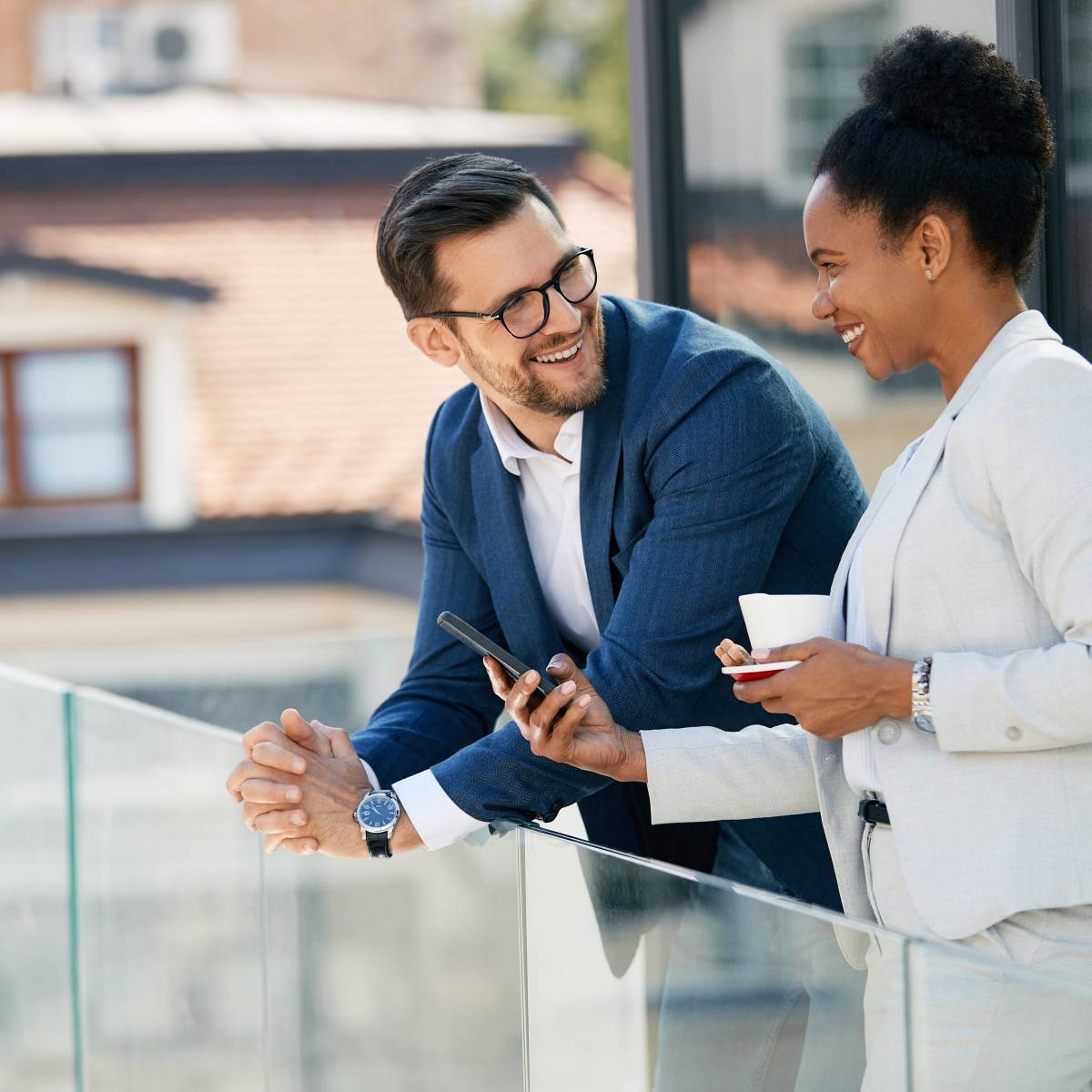 バルコニーで話す男女