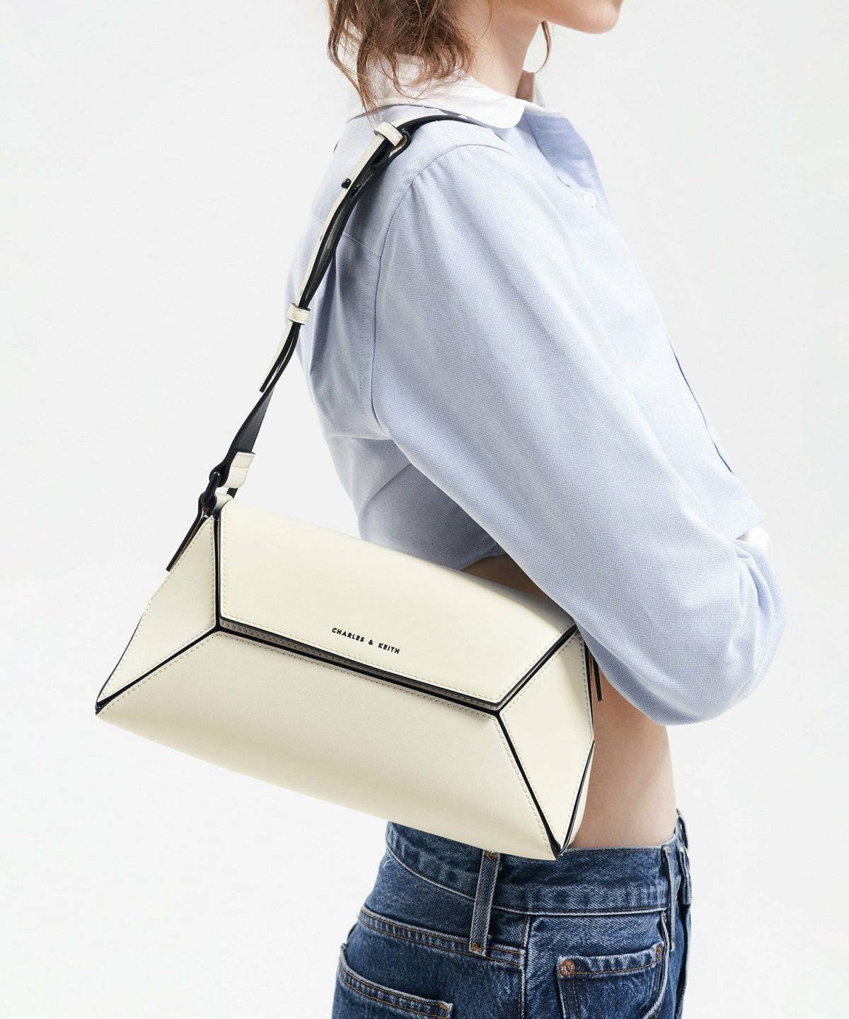 白いショルダーバッグ