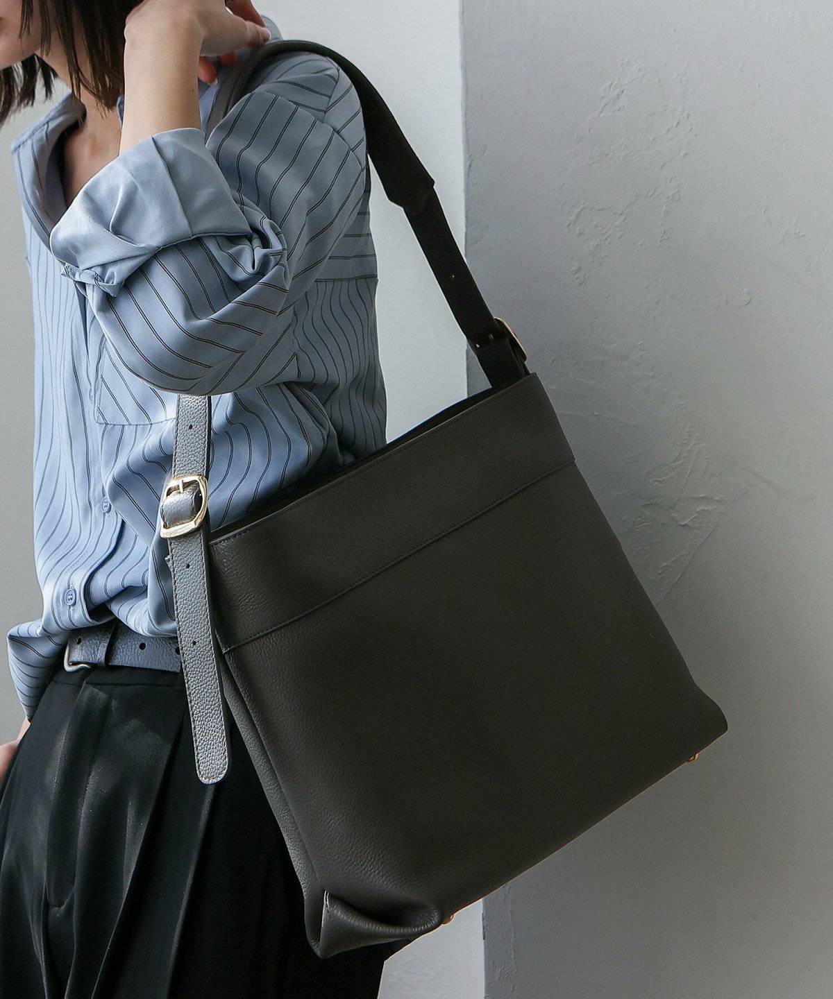 バッグを持った女性