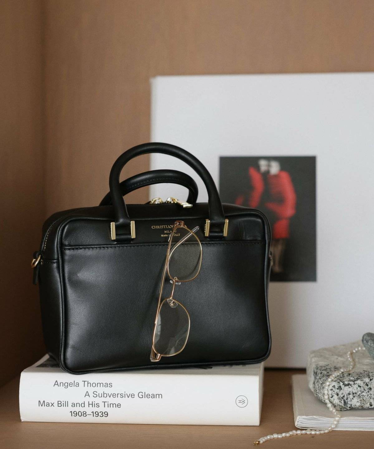 黒いハンドバッグ