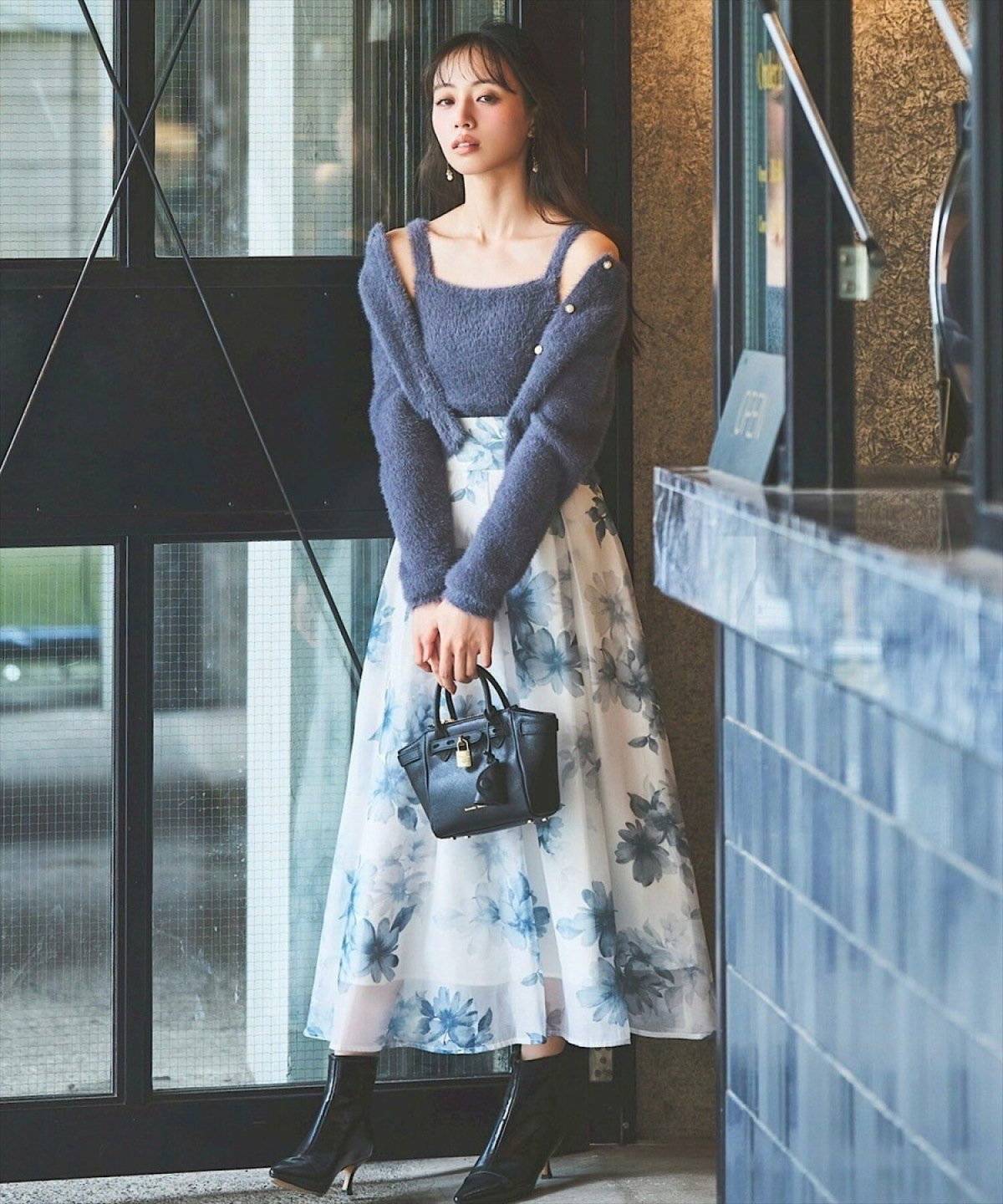 スカートコーデの女性