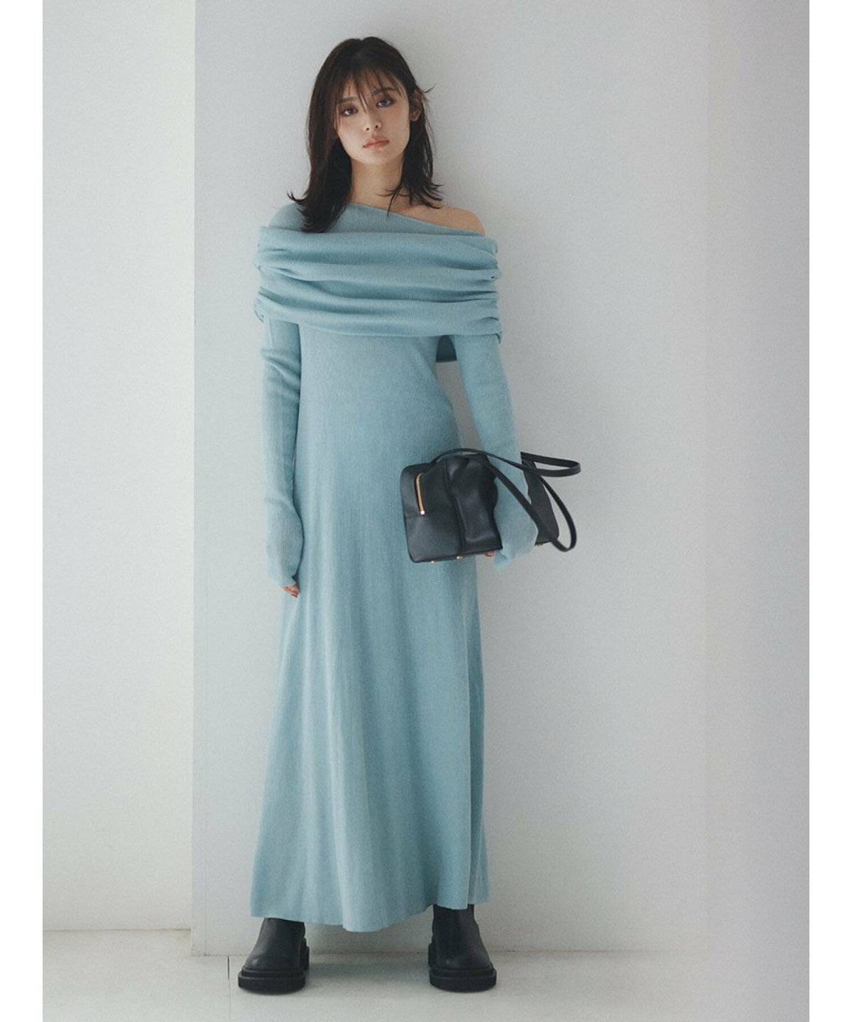 ワンピースコーデの女性