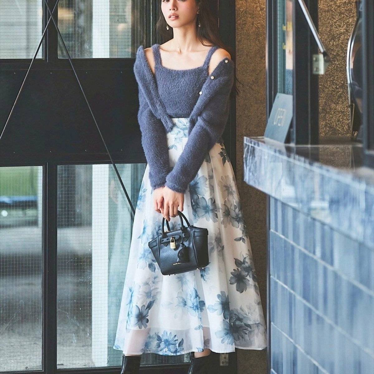 スカートコーデの女性