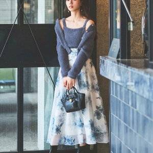  スカートコーデの女性 