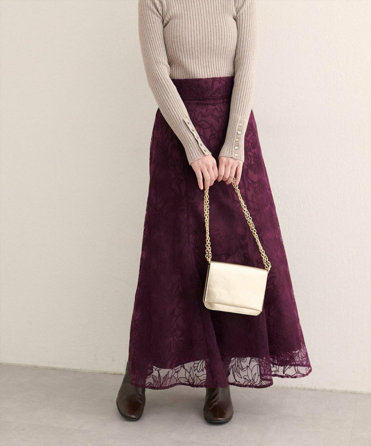 スカートコーデの女性