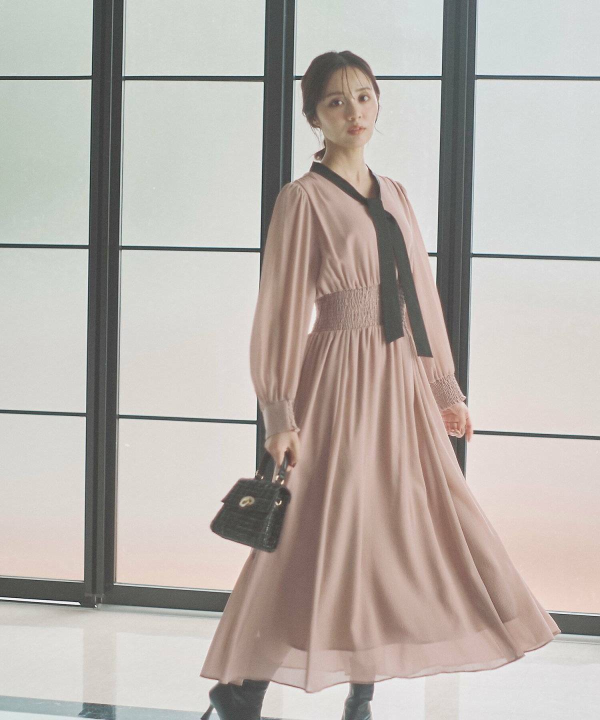 ワンピースコーデの女性