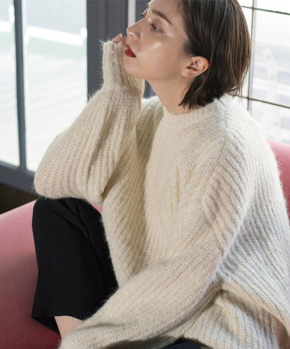 モノトーンコーデの女性