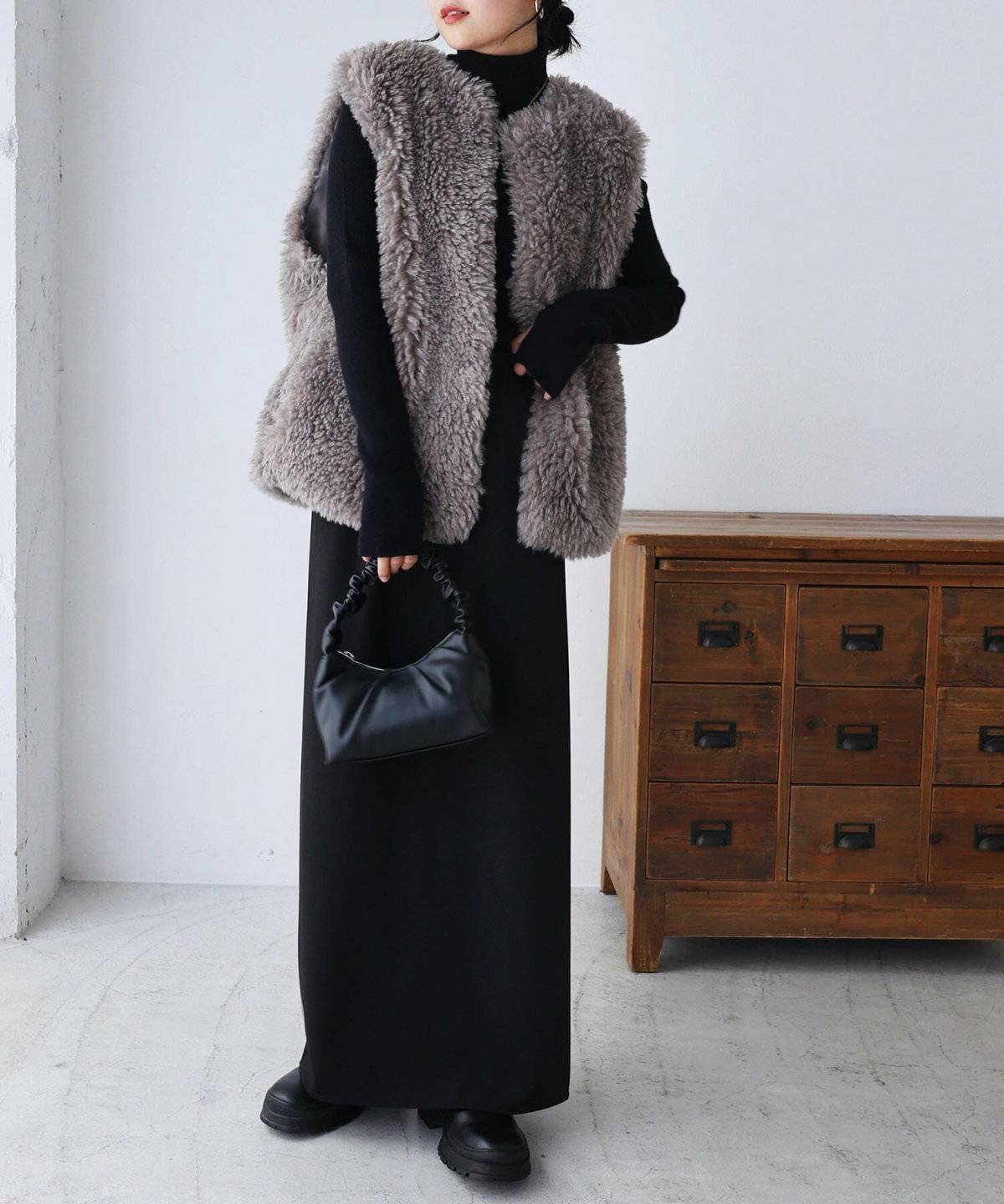 モノトーンコーデの女性