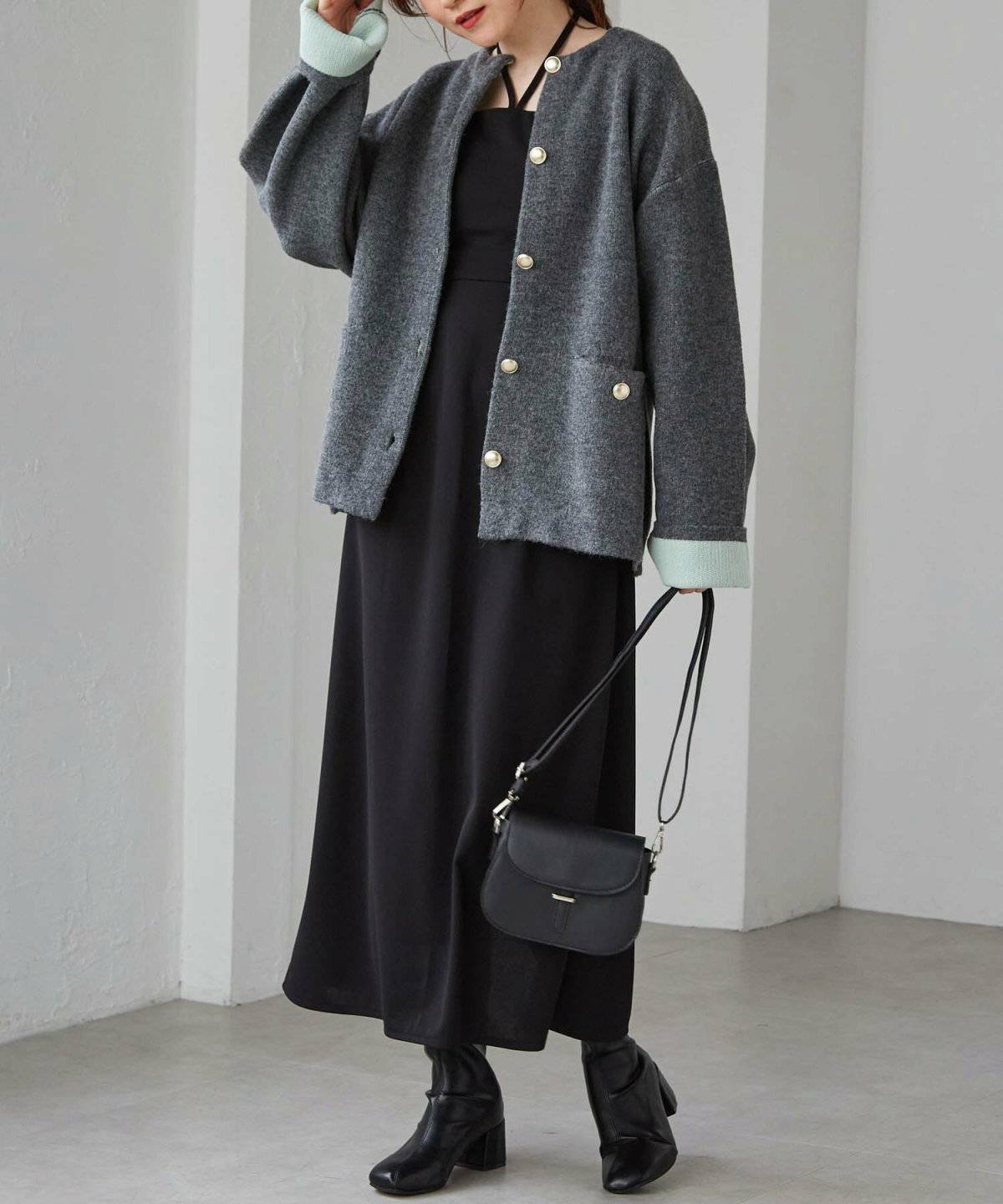 モノトーンコーデにグレーのカーディガンを羽織った女性
