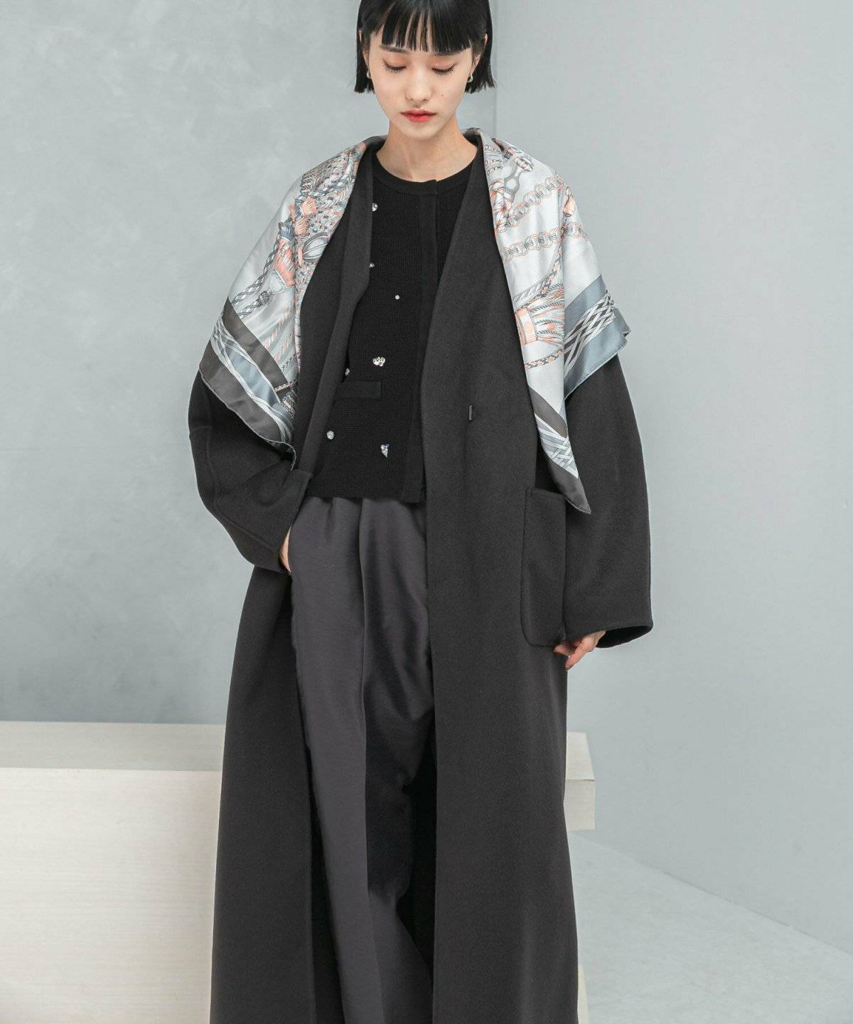 グレーのワントーンコーデの女性