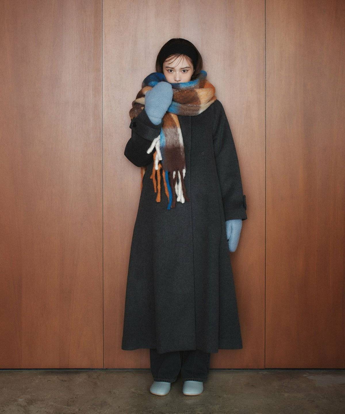 チェック柄マフラーを巻いた女性