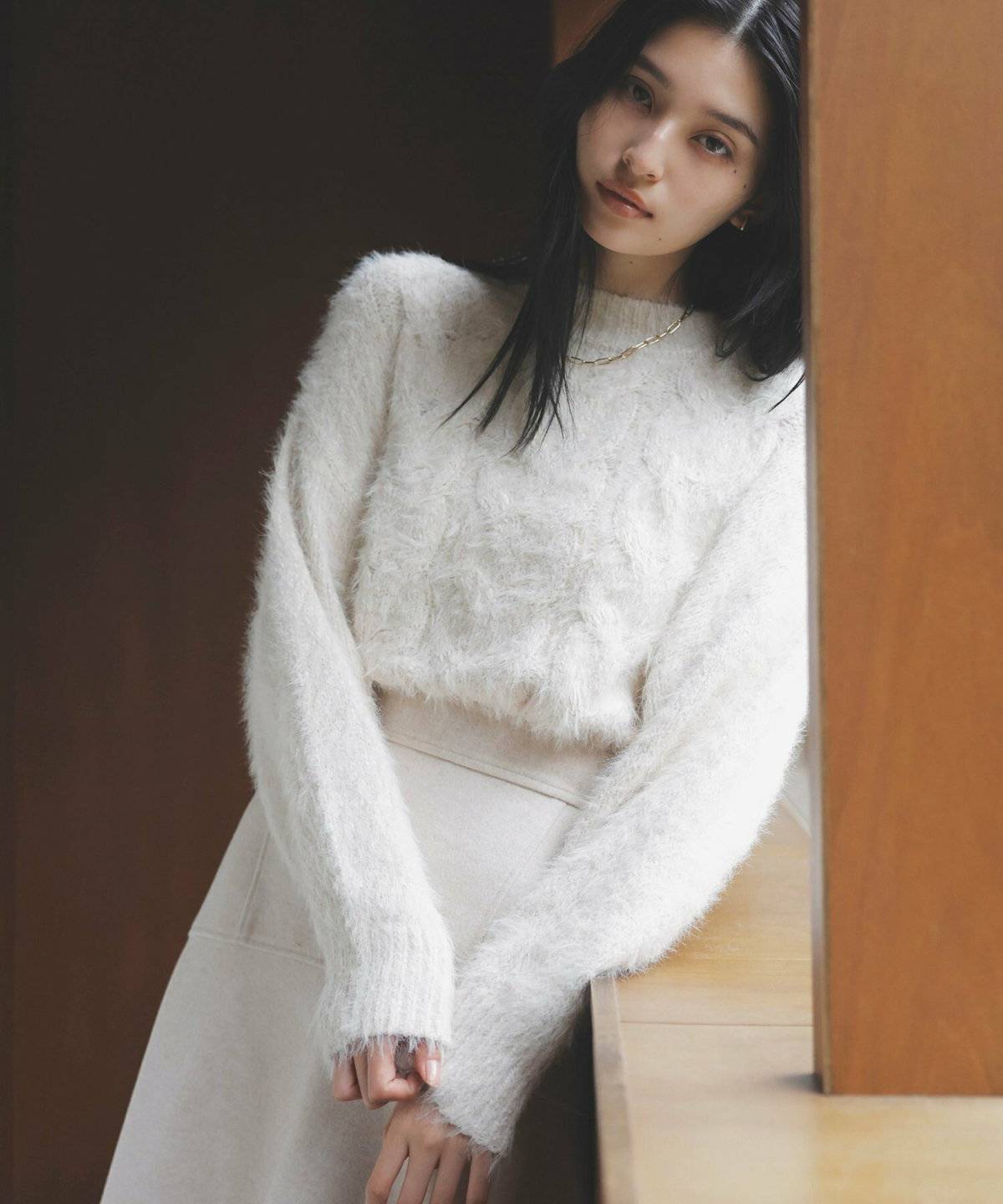 モノトーンコーデの女性