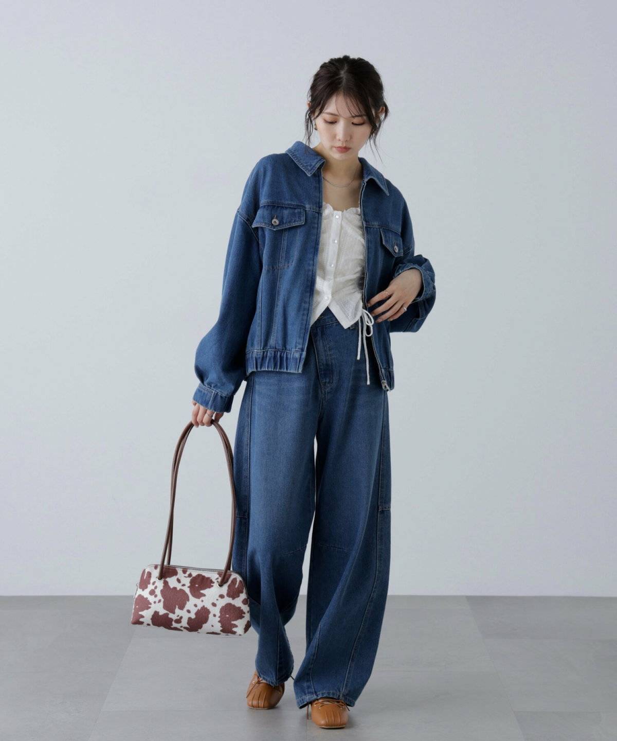 デニムジャケットにデニムを合わせた女性