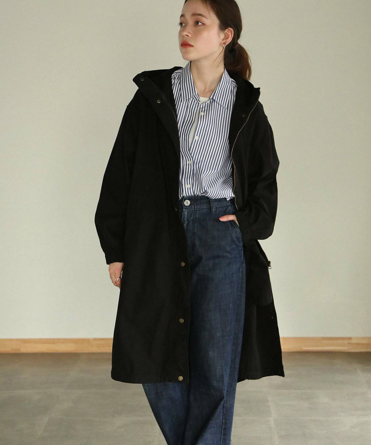 モノトーンコーデの女性