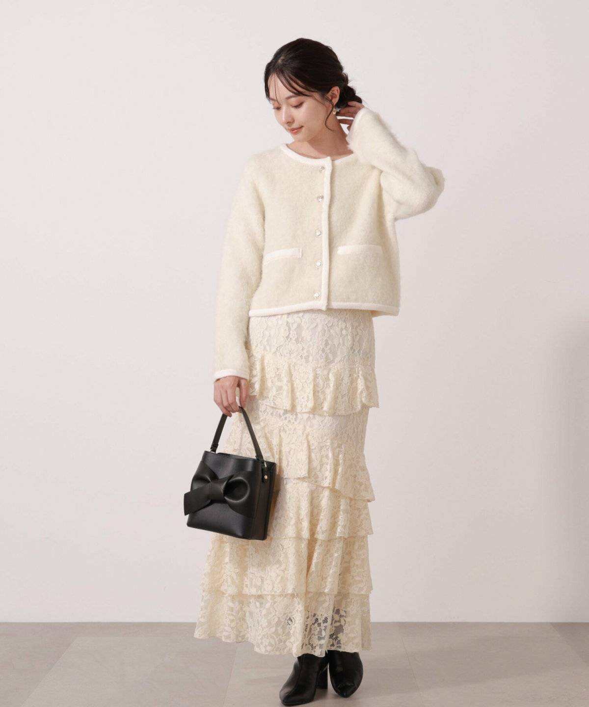 オールホワイトコーデの女性