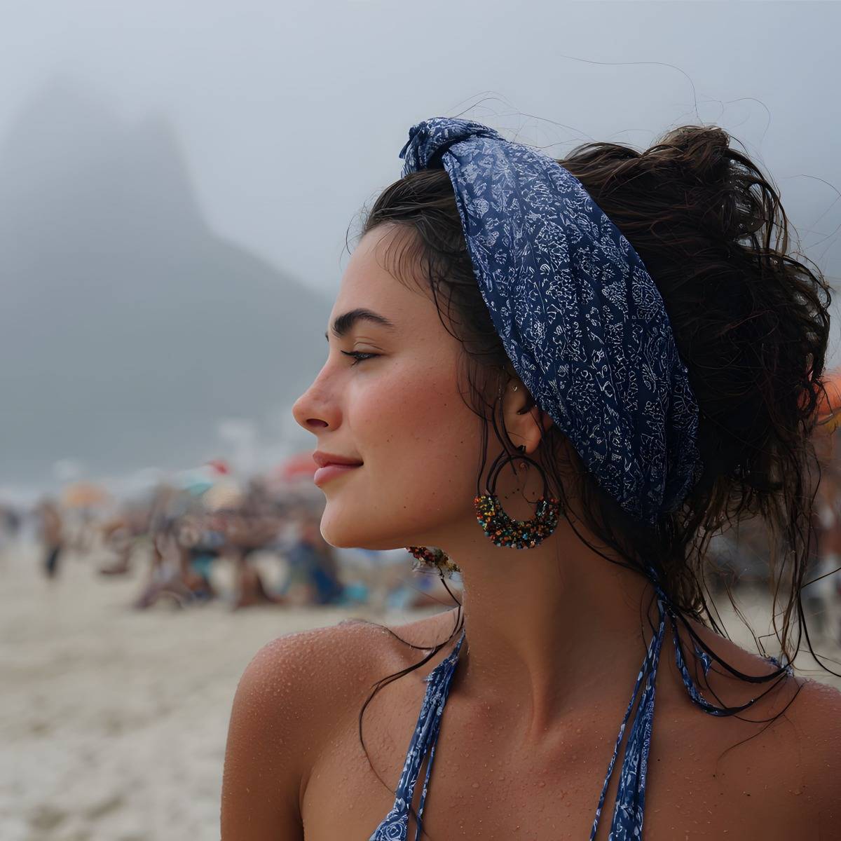 バンダナを巻いた女性