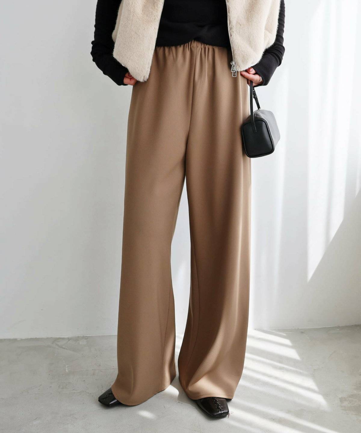 パンツコーデの女性