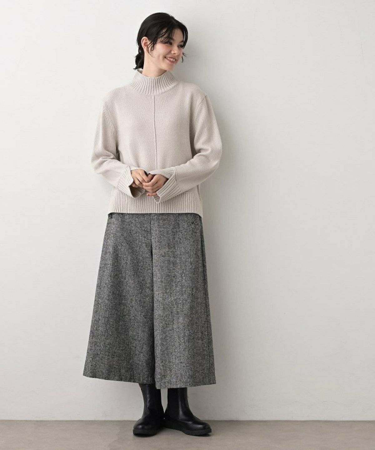 パンツコーデの女性