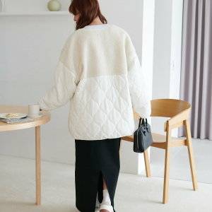  スカートコーデの女性 