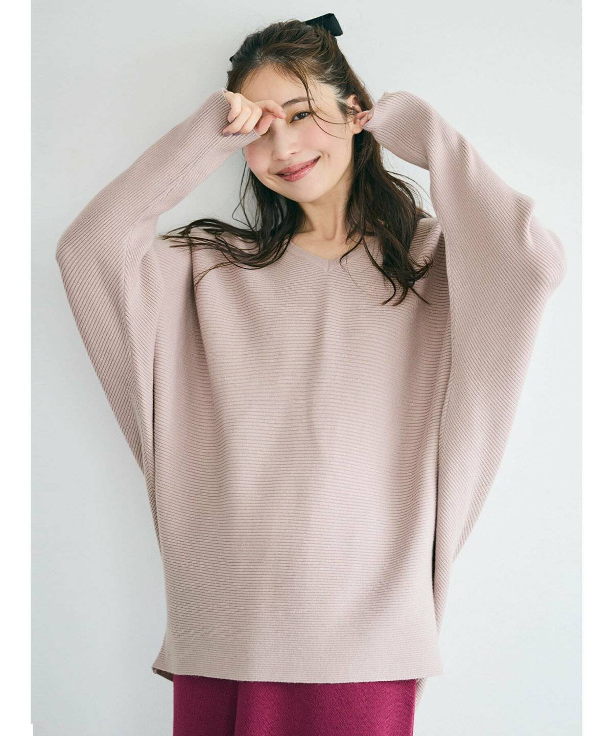 ニットコーデの女性